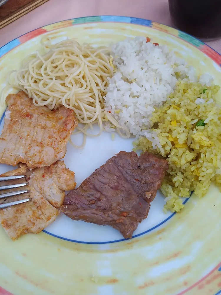 Bœuf Et Porc Cuit Avec Nouilles Riz Cantonnais Et Thaï